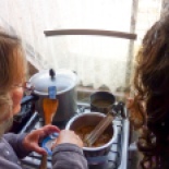 Making caramel for caramel corn on Christmas day... Wendy on the left, and her son Brian´s wife Natalia on the right. Waiting for hard ball phase... 260 degrees!